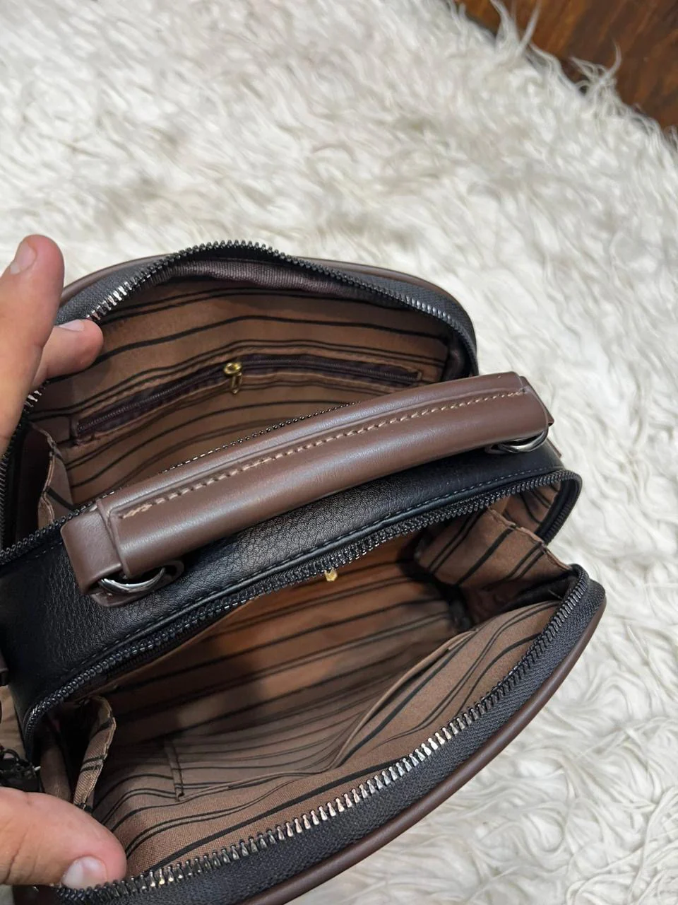 Elegant Leather Crossbody Handbag