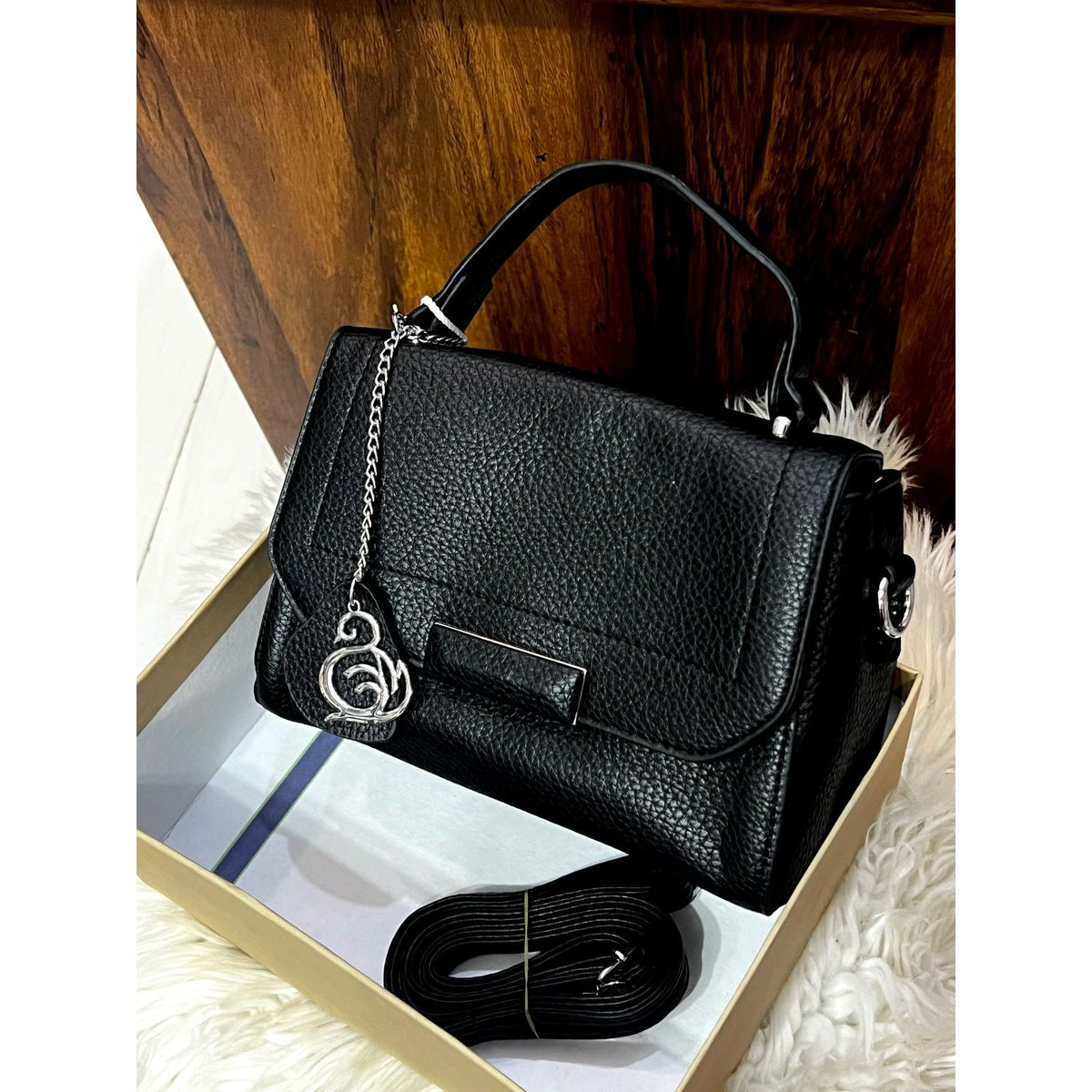 Flappy hand bag